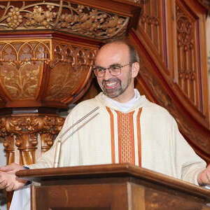 Pfarrer Hansjörg Wimmer, Kaplan Samuel Ogwudile, Frau Klara