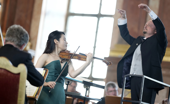 Der französische Dirigent und Oboist eröffnete mit dem Bruckner Orchester Linz und der südkoreanischen Geigerin Bomsori Kim die 50. Saison der OÖ. Stiftskonzerte in St. Florian