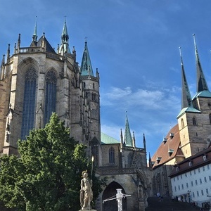Mariendom (links) und Severikirche am Domplatz in Erfurt