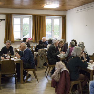 Voll belegter Pfarrsaal