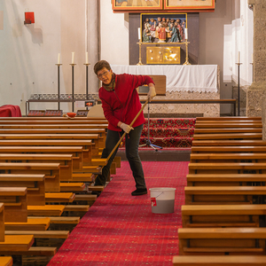 Ein Teil der Vorbereitungen für Ostern übernimmt das Kirchenputz-Team und säubert unsere Pfarrkiche.