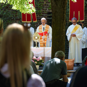 Feier im Innenhof der Pfarre