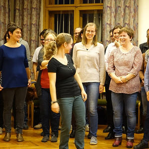 Wilbirg Aichbauer mit dem Chor des Konservatoriums für Kirchenmusik der Diözese Linz