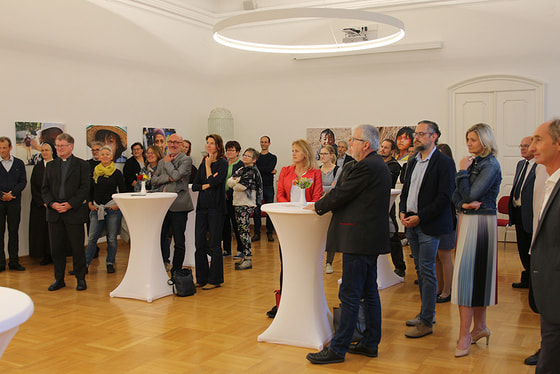 Zahlreiche BesucherInnen bei der Ausstellungseröffnung