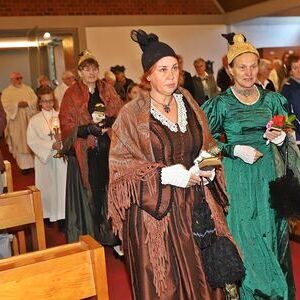 ERNTEDANKFESTErntedank Pfarre Roith/EbenseeIn diesen Wochen wird in zahlreichen Orten unseres Landes Erntedank gefeiert.Am 27. September feierte die Pfarre Roith/Ebensee ihr Erntedankfest in der Bruder-Klaus KircheErntedank ist die 