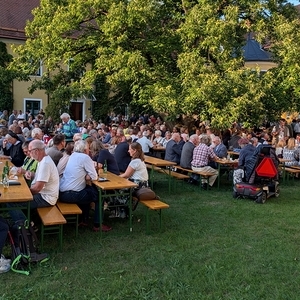 gemeinsam Feiern an einem Spätsommertag