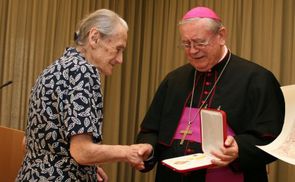 Franziska Jägerstätter und Bischof Schwarz