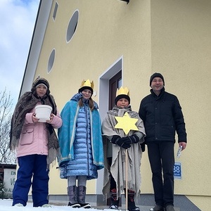 Marie Buchner, Katharina Zehetner, Lukas Stampfl mit Pfarrer Markus Menner