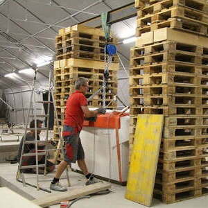 Exakte Positionierung des neuen Altars auf der Altarinsel