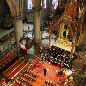 Blick auf den Chor des Konservatoriums für Kirchenmusik von oben - ganz schön weit hinten müssen sie stehen, weil schon alles für den nachmittäglichen Dankgottesdienst vorbereitet ist.