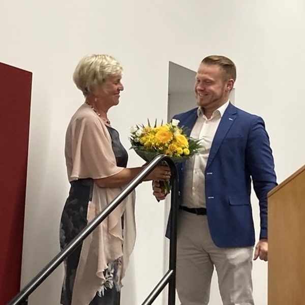 Bibliotheksleiterin Monika Gebetsberger und Bürgermeister Michael Stur