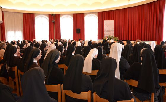 Etwa 200 OrdenschristInnen und Frauen von Säkularinstituten lauschten dem Vortrag von Sr. Beatrix Mayrhofer.