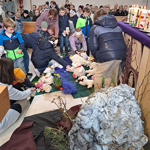 Die Kinder bringen ihre Schafe nach vorne.