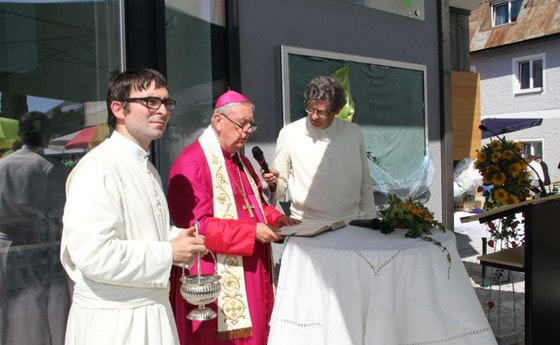 Bischof Ludwig segnet das neue Pfarrheim