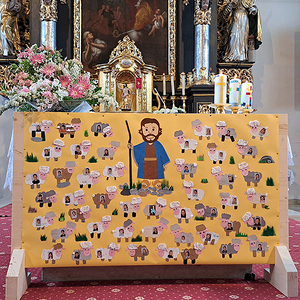 Die Fotos der Kinder schmücken den Altar; Motto dieses Jahr: 'Jesus ist mein guter Hirte'