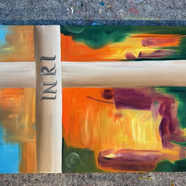 buntes Gemälde, graues Kreuz im Vordergrund, schemenhaft Figuren im Hintergrund