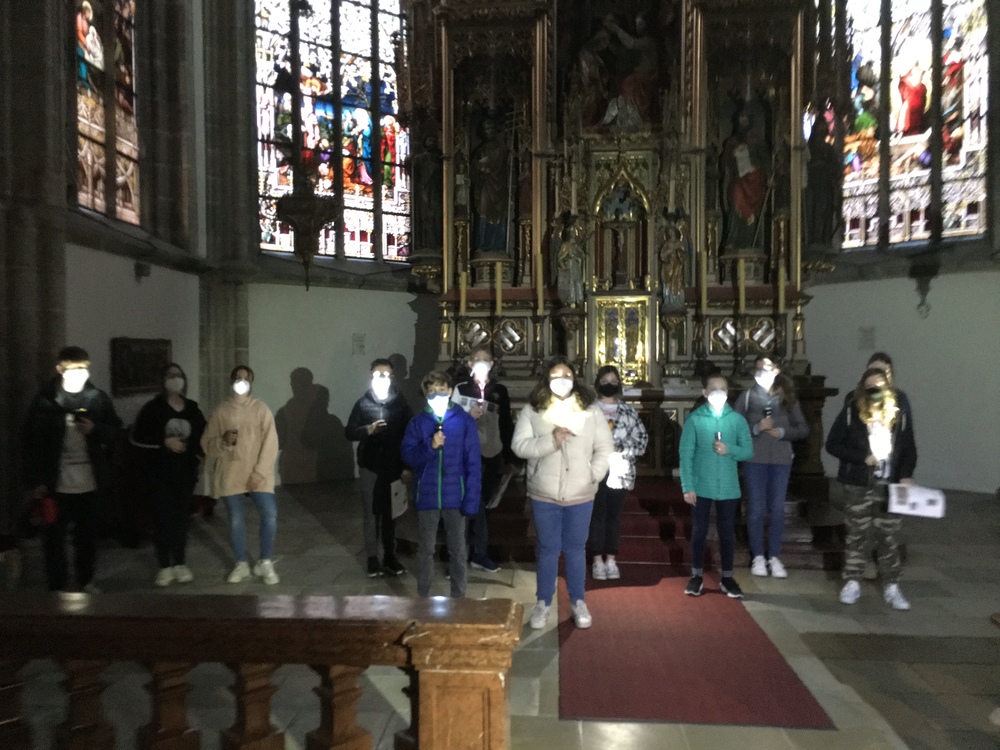 Taschenlampenführung / KMB Eferding Firmlinge der Pfarre Eferding bei einer Taschenlampenführung im Zuge der Firmvorbereitung im Altarraum