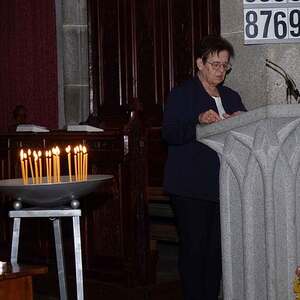 Maria Pirklbauer liest ein Friedensgebet