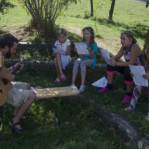  Ein umgebautes, ehemaliges Bauernhaus auf einer Alm in Weyer war die Herberge für 30 Jungscharkinder. Acht Kinder unserer Pfarre verbrachten mit Mädchen und Buben der Pfarre Scharnstein eine erlebnisreiche Woche: Lagerleiter Matthias Holzinger übern