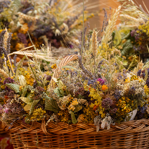 Kräuter zu Maria Himmelfahrtwerden beim Gottesdienst gesegnet und anschließend verteilt. In Kirchdorf an der Krems banden Frauen und Männer der Trachtengruppe über 300 Büscherl.