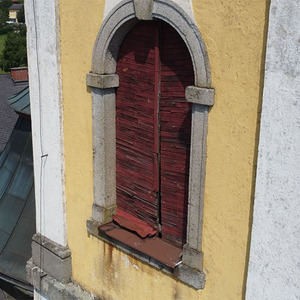 Die Schallläden des Turmes sind morsch und nicht mehr zu bewegen.