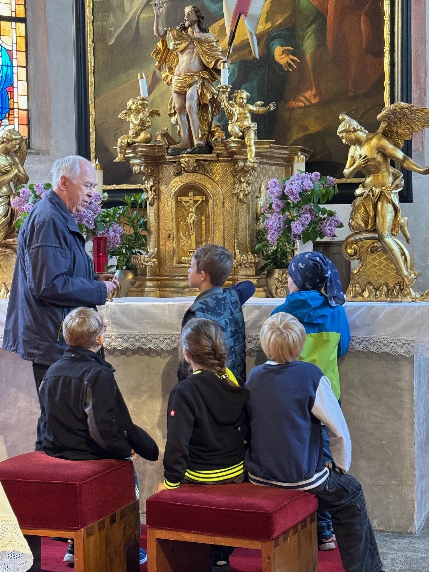 Altarraum entdecken mit Erstkommunionskindern