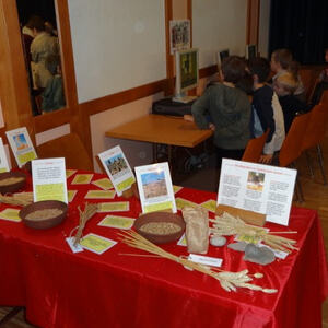 Kinder bei der Buchaustellung