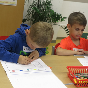 Die Schulanfänger besuchen die Schule