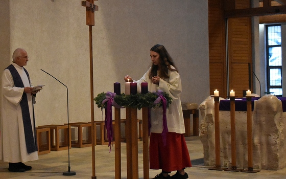 Die Kerzen werden entzündet.