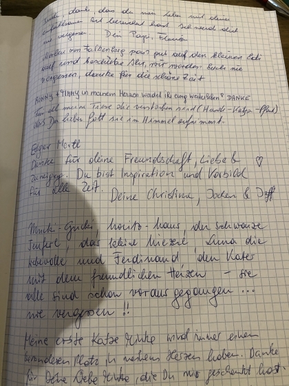 Viele schrieben Erinnerungen, Bitten oder Dankesworte in ein Gedenkbuch. 