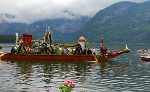 Die Fronleichnamsprozession auf dem Hallstätter See ist seit fast 400 Jahren Tradition.