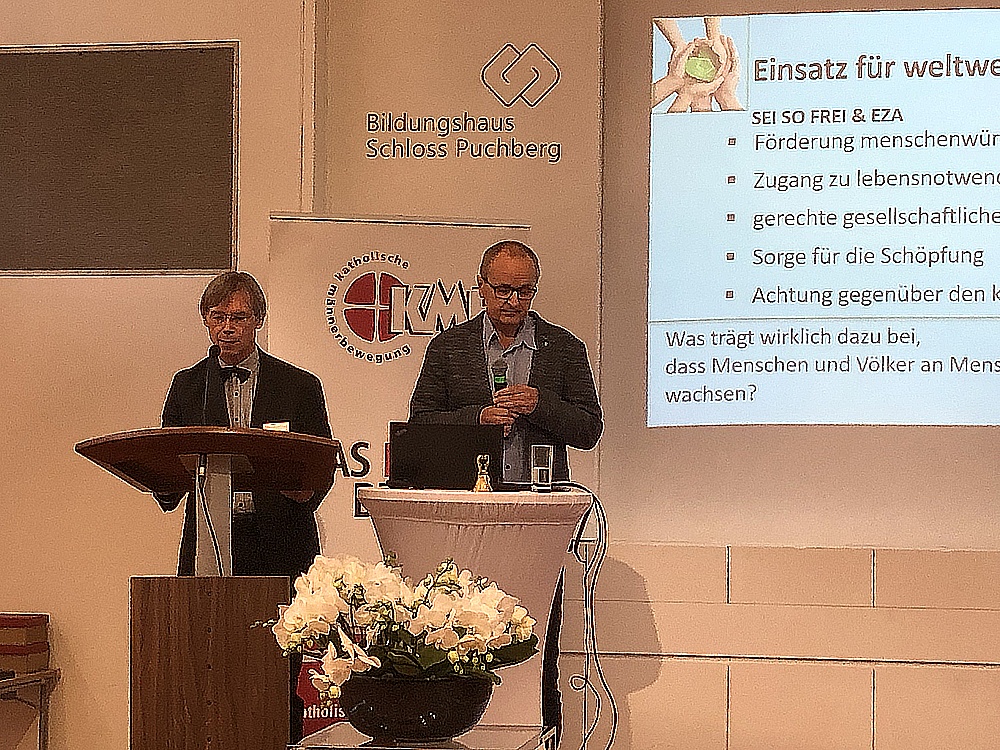 Steiner Bernhard und Wolfang bögl präsentieren die Erklärungen der KMB beim Diözesantag