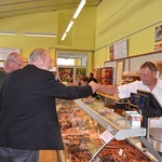 Bischofsvikar Willi Vieböck zu Besuch beim Salzkammergut-Bauernmarkt in Kleinreith