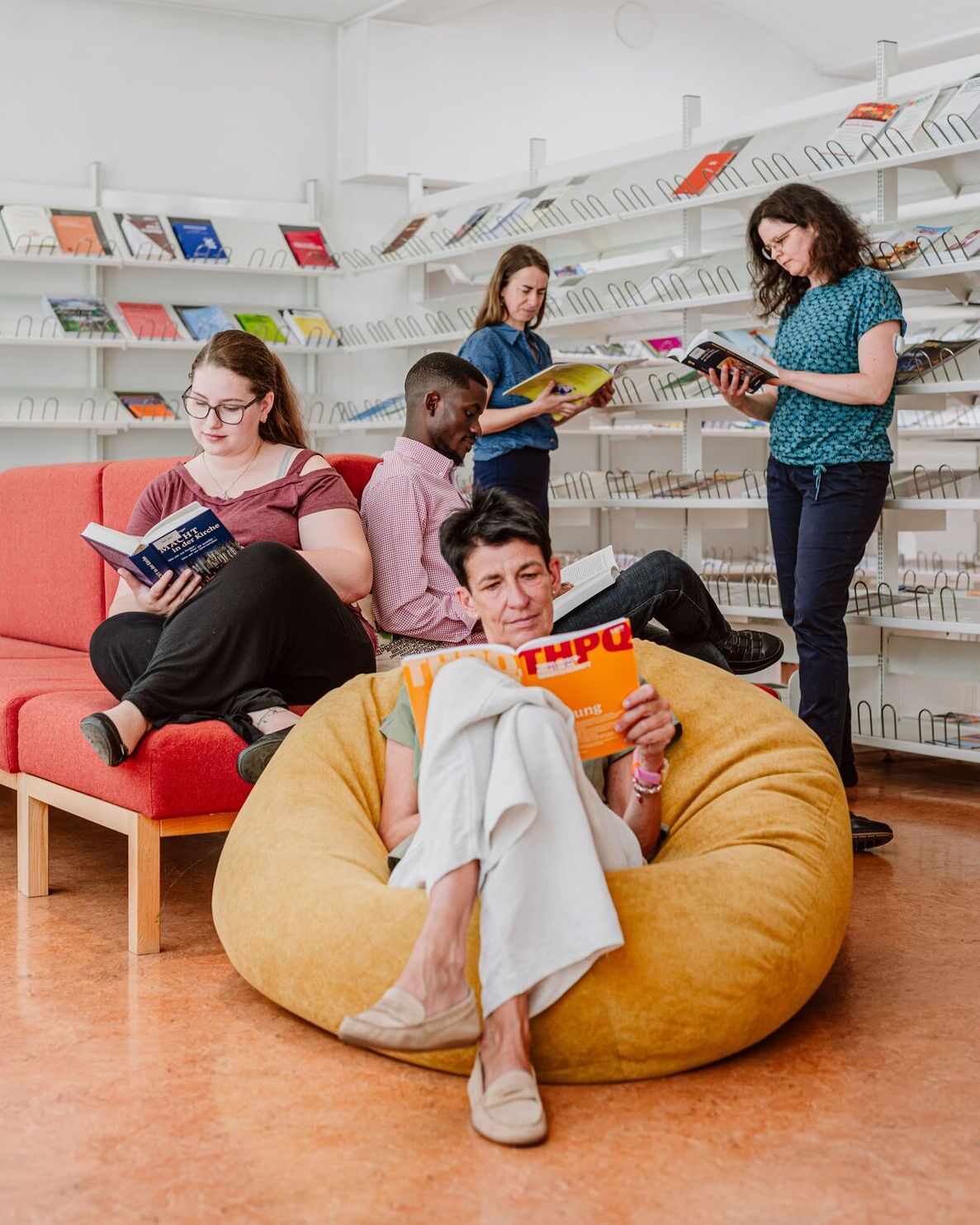 Klara Etzelstorfer, Frater Benedikt Pianzi, Ursula Deinhammer (Studierende an der KU Linz), Adéla Muchová (Assistenz-Professorin am Institut für Pastoraltheologie der Katholischen Privatuniversität Linz) und Sigrid Rettenbacher (Hochschullehrerin an 