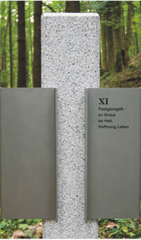 Mollner Kreuzweg Station 11 / © Walter Fuchs Jesus wird ans Kreuz genagelt