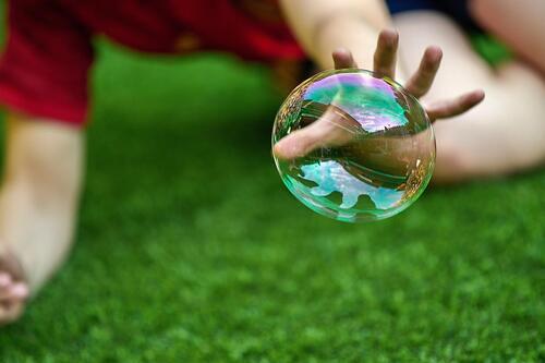 Kind mit Seifenblase