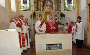    Bischof Manfred Scheuer bei der Altarweihe in St. Radegund                            