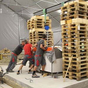 Exakte Positionierung des neuen Altars auf der Altarinsel