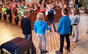 Schulgottesdienst 2017 / © Pfarre Maria Puchheim Ein Ball für alle