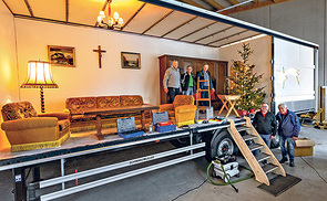 Die Helfercrew hat den Christkindl-Truck bereits fertig dekoriert.
