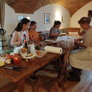 Gemeinsam mit den Firmlingen kochten die kfb-Frauen verschiedene Suppen. 