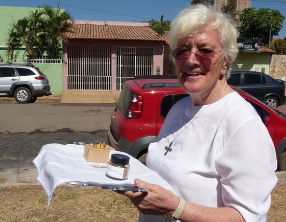 Sr. Sabina mit den Reliquien für den Altar.  © Lederhilger 