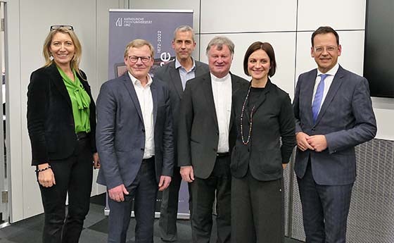 Von links: Mag.a Hermine Eder (Leitung PR und Kommunikation, KU Linz), Rektor Univ.-Prof. Dr. Christoph Niemand (KU Linz), Dr. Henning Klingen (Kathpress), Bischof Dr. Manfred Scheuer (Diözese Linz), Univ.-Prof.in DDr.in Isabella Guanzini, Generaldir
