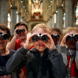 Bei spannenden Themenführungen kann der Mariendom von Kindern und Familien spielerisch entdeckt und erforscht werden.