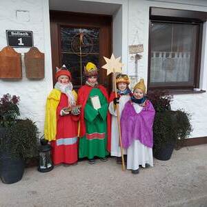 Die Sternsinger unterwegs.
