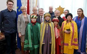SternsingerInnen der Katholischen Jungschar der Diözese Linz zu Besuch bei Landeshauptmann Pühringer.