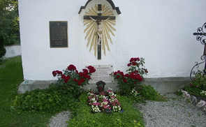 Jägerstätter-Grab bei der Kirche St. Radegund