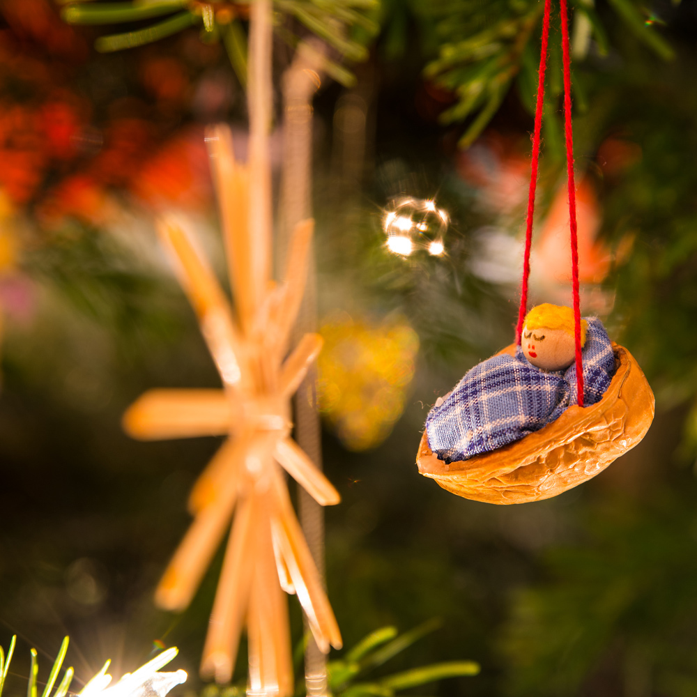 Christkind am Weihnachtsbaum