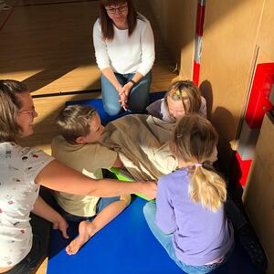 Kinder feiern Erntedank