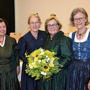 das Leitungsteam der Goldhaubengruppe mit der Goldhaubenbezirksobfrau Christine Huber zum 40-jährigen Bestehen 2025